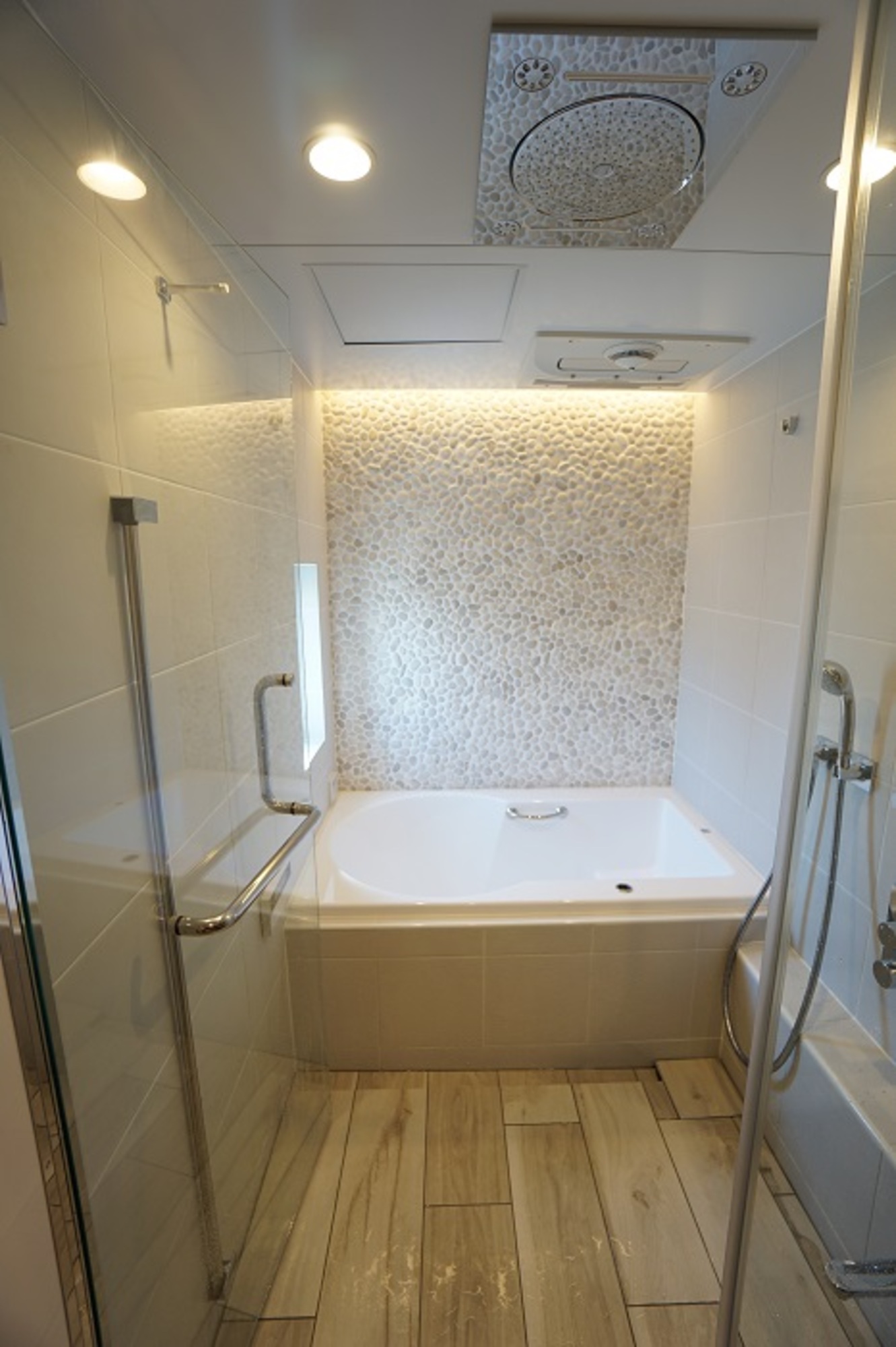 Tokyo Bath Style 東京バススタイル 床には木目調タイル 壁の1面には丸石モザイクを貼った リゾ ート感たっぷりのオーダーユニットバス をご紹介します